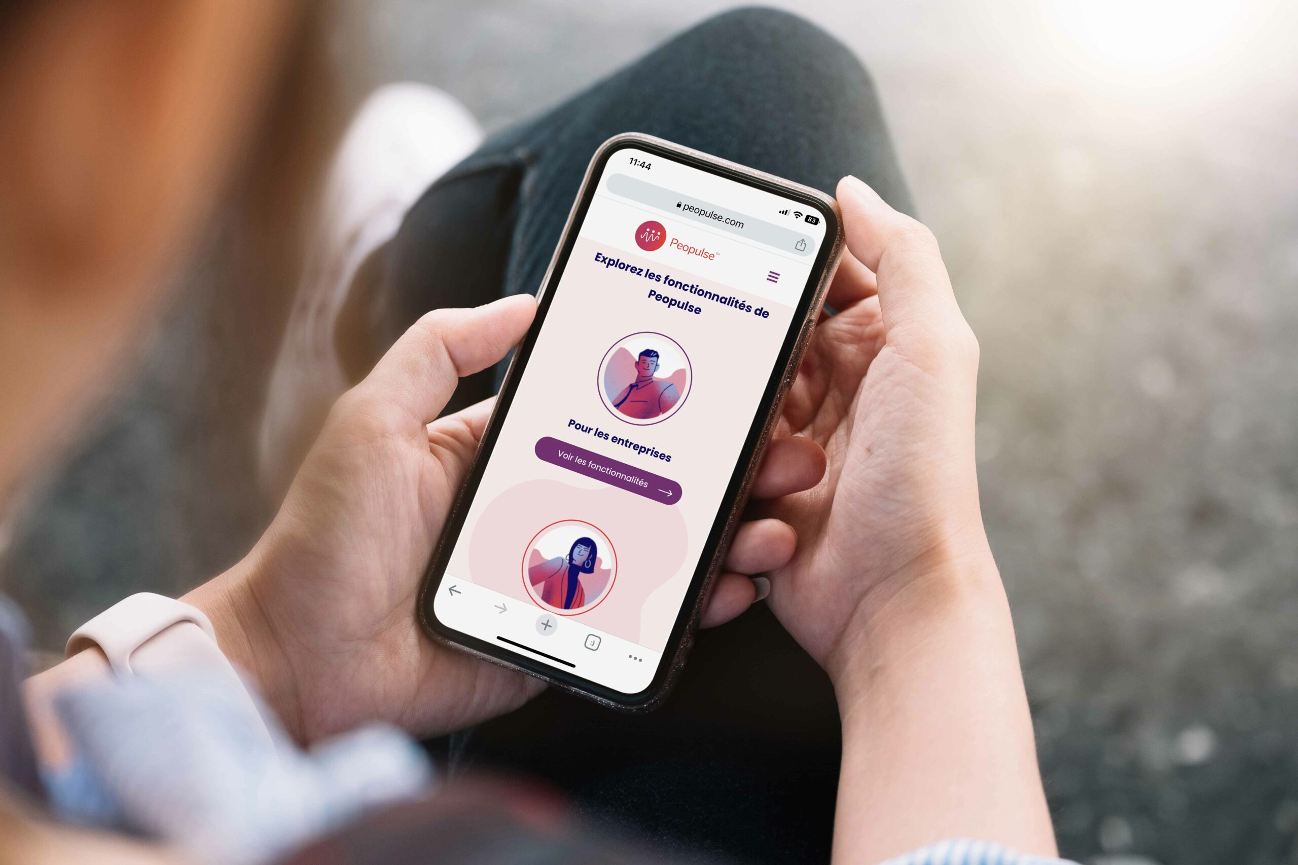 Une femme tient dans ses mains un téléphone portable qui présente la page d'accueil du site Peopulse.