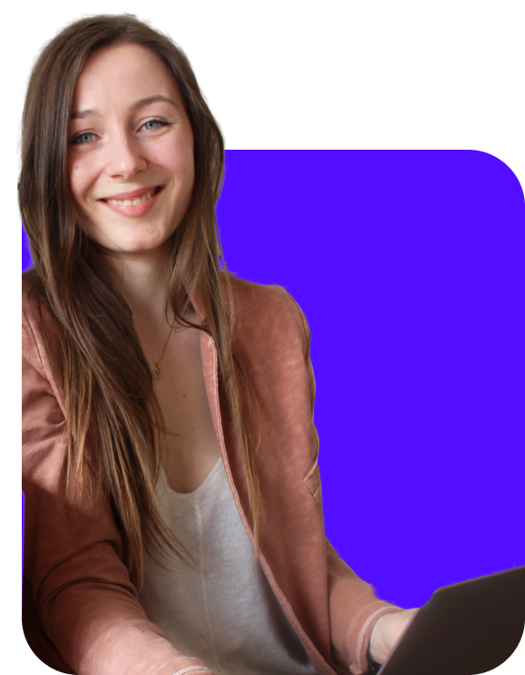 Raphaëlle qui sourit et tient son ordinateur portable pour travailler. Le visuel de raphaëlle est sur un fond de couleur uni violet.